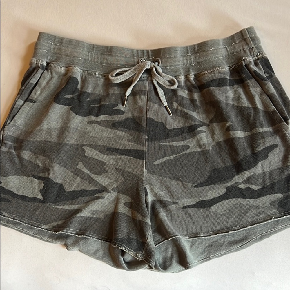 Splendid camo shorts